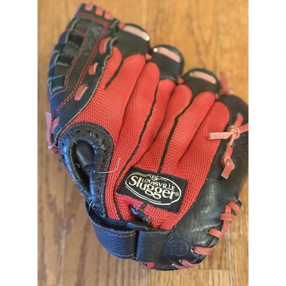Red Louisville Slugger Series GNSR5-1050 Little League Baseball Glove Left Hand